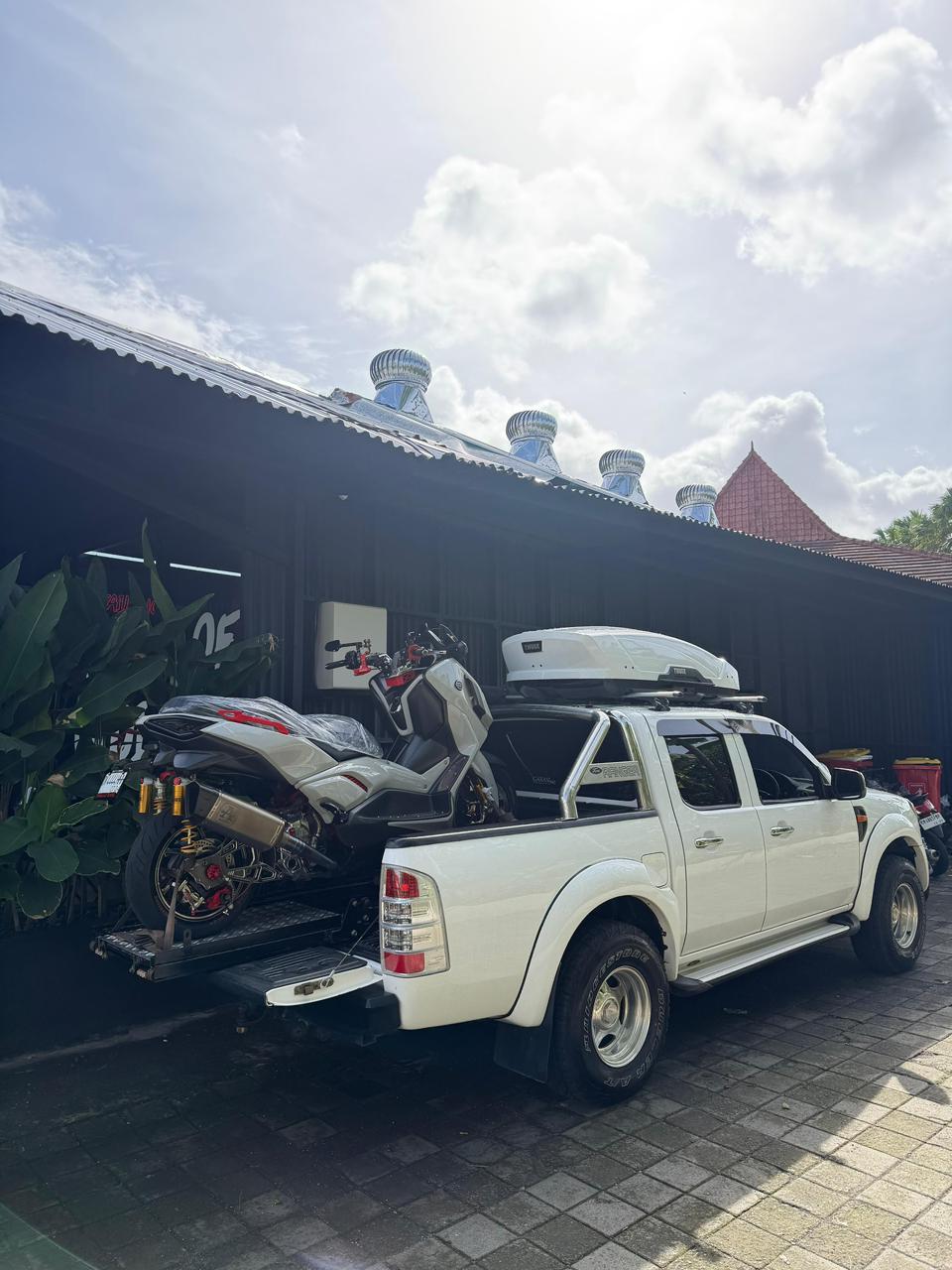 Storing motor Xmax oleh Namaste Towing Bali